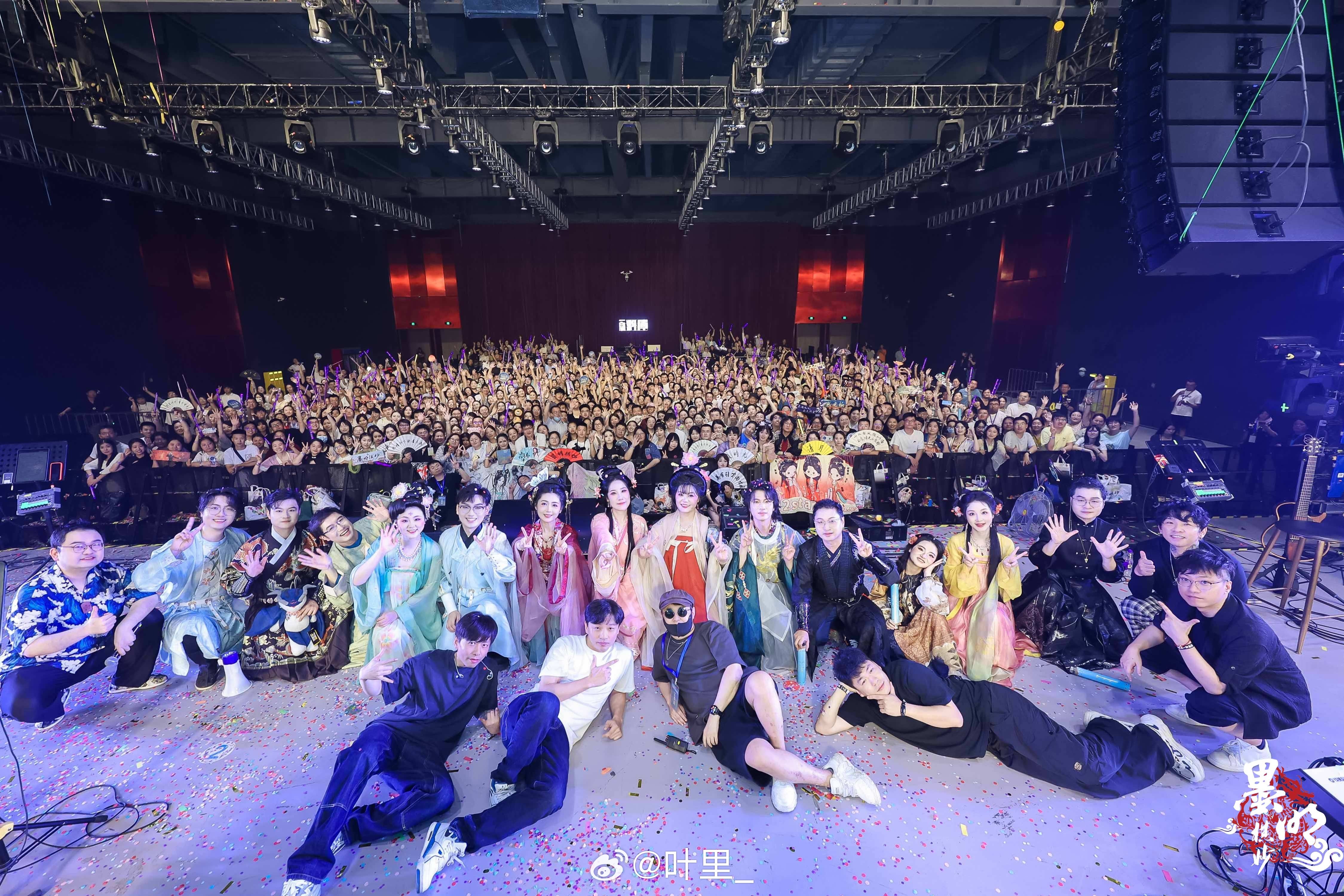 官摄大合照