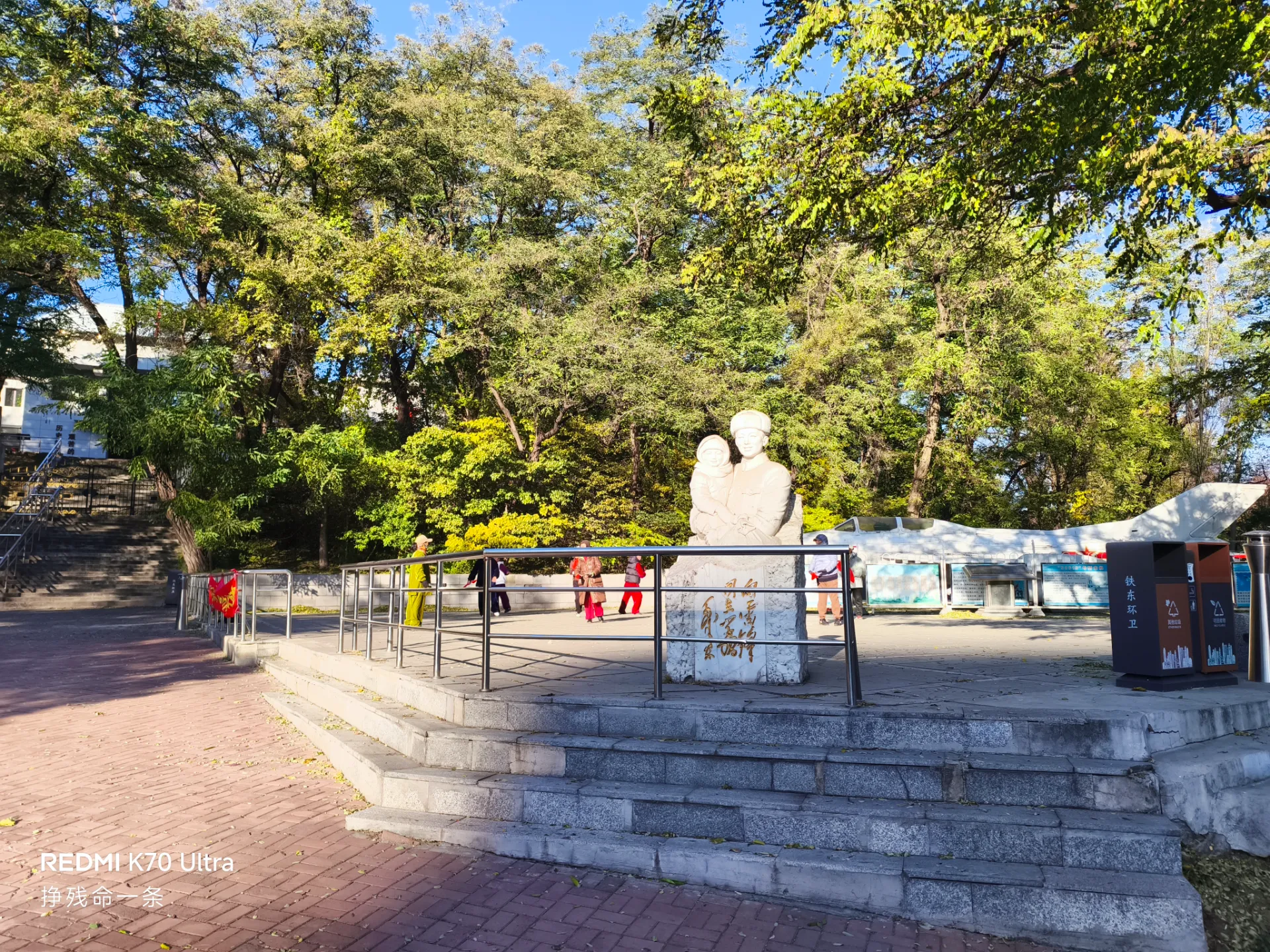 烈士山下的雷锋同志